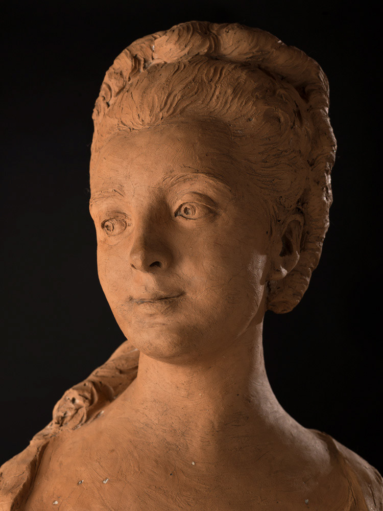 Attribué à Jean-Baptiste II Lemoyne (1704-1778). "Buste présumé de Mlle Carroilhan de Vandeul". Mlle Carroilhan de Vandeul, sœur du gendre de Denis Diderot. Sculpture . Terre cuite. XVIIIe siècle. Paris, musée Cognacq-Jay. © Julien vidal / Roger-Viollet