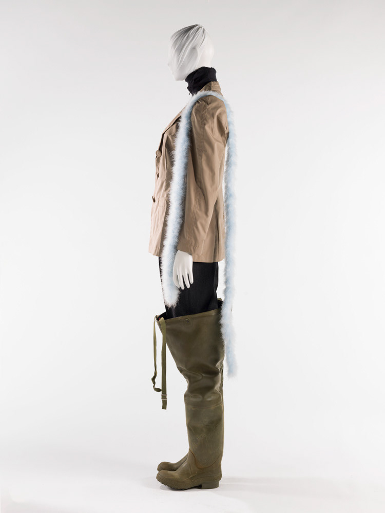 Martin Margiela (né en 1957). Chemise d'homme, ceinture, paire de bottes de pêche portées en cuissardes et collants. Popeline de coton, métal et gros grain, caoutchouc, résille de nylon. Automne-hiver 1990. Galliera, musée de la Mode de la Ville de Paris. © Julien vidal / Roger-Viollet