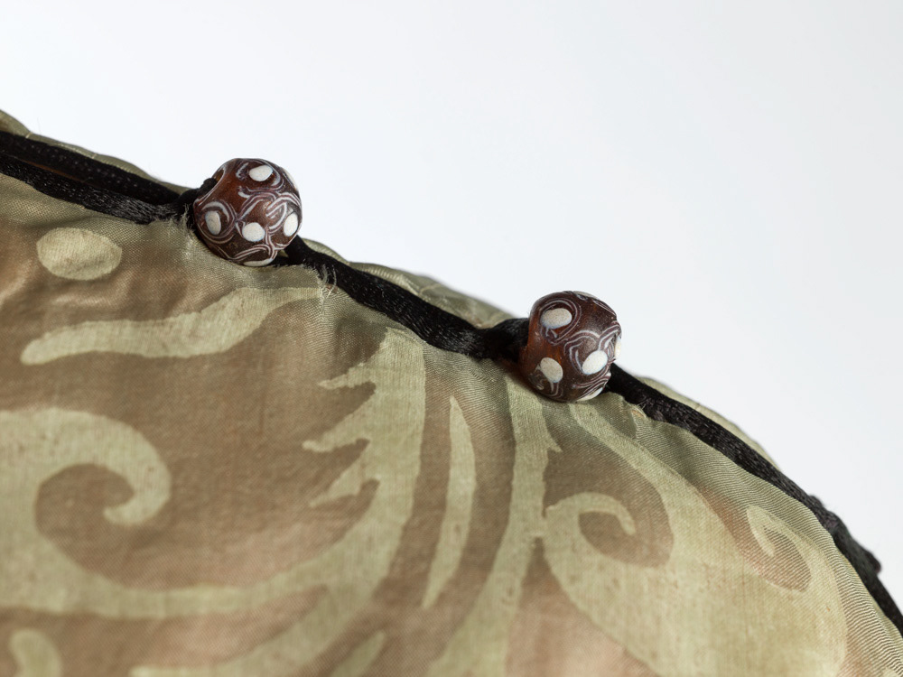 Babani. Robe d’intérieur. Taffetas de soie gris imprimé vert clair et violet. Doublure en taffetas de soie orange. Cordonnet de soie noire. Boutons en verre. Vers 1912. Galliera, musée de la Mode de la Ville de Paris. © Julien vidal / Roger-Viollet