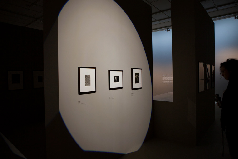 Accrochage de l'exposition "Laure Albin Guillot (1879-1962), l'enjeu classique" au Jeu de Paume. Paris, 18 février 2013.  © Julien Vidal / Parisienne de Photo / Roger-Viollet