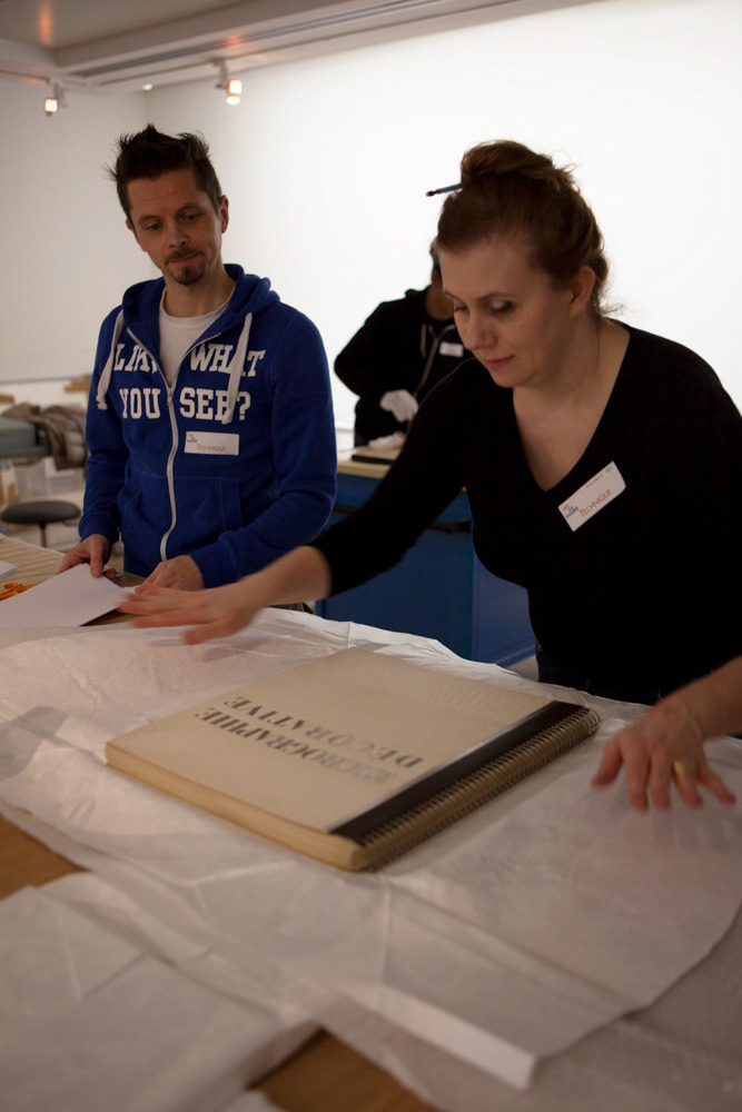 Accrochage de l'exposition "Laure Albin Guillot (1879-1962), l'enjeu classique" au Jeu de Paume. Paris, 18 février 2013.  © Julien Vidal / Parisienne de Photo / Roger-Viollet