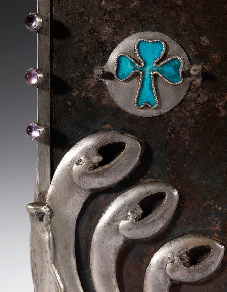 Jacquin, Georges-Arthur. "Coffret". Plaque de fer montées sur une âme de bois, décor en argent et argent doré, partiellement émaillé, cabochons en verre aux angles. 1900. Musée des Beaux-Arts de la Ville de Paris, Petit Palais© Julien vidal / Roger-Viollet.