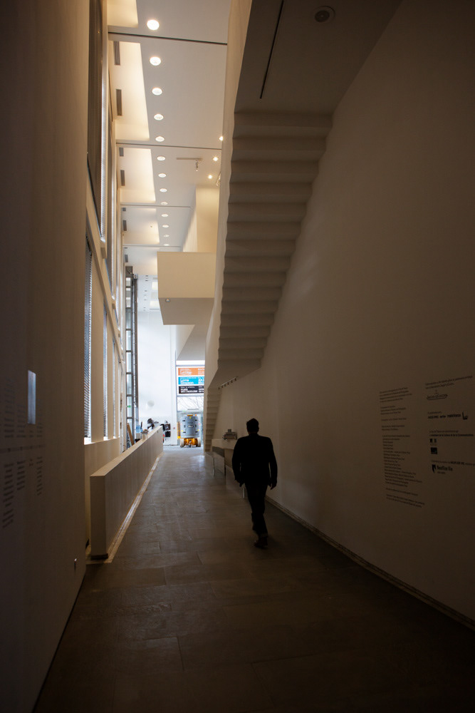 Accrochage de l'exposition "Laure Albin Guillot (1879-1962), l'enjeu classique" au Jeu de Paume. Paris, 18 février 2013.  © Julien Vidal / Parisienne de Photo / Roger-Viollet