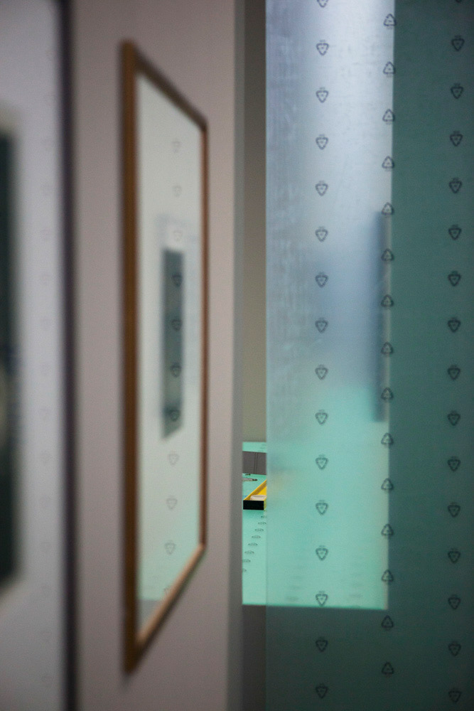 Accrochage de l'exposition "Laure Albin Guillot (1879-1962), l'enjeu classique" au Jeu de Paume. Paris, 18 février 2013.  © Julien Vidal / Parisienne de Photo / Roger-Viollet