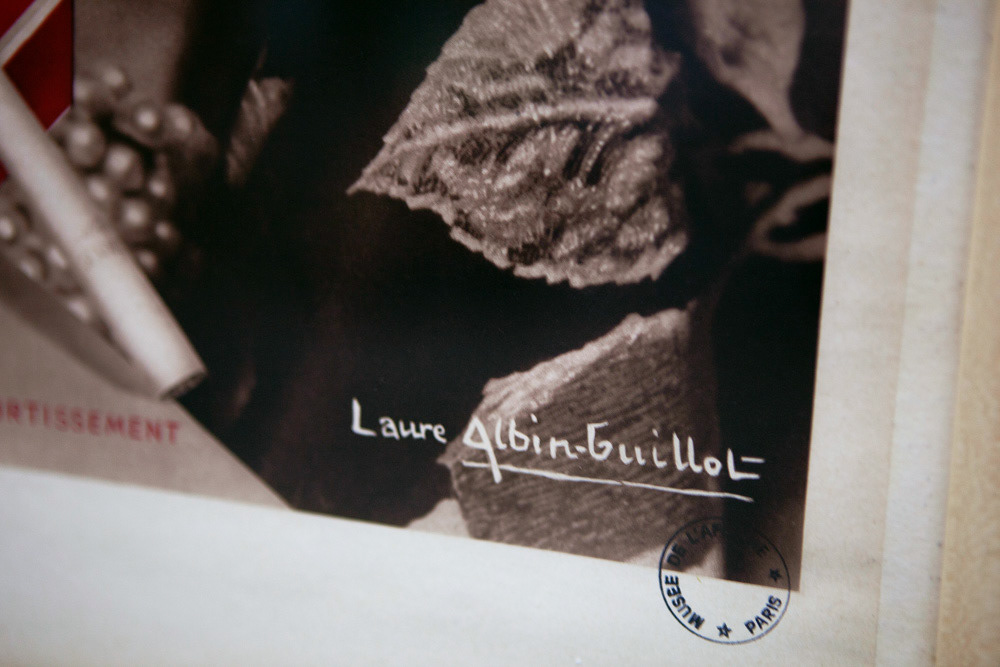 Accrochage de l'exposition "Laure Albin Guillot (1879-1962), l'enjeu classique" au Jeu de Paume. Paris, 18 février 2013.  © Julien Vidal / Parisienne de Photo / Roger-Viollet