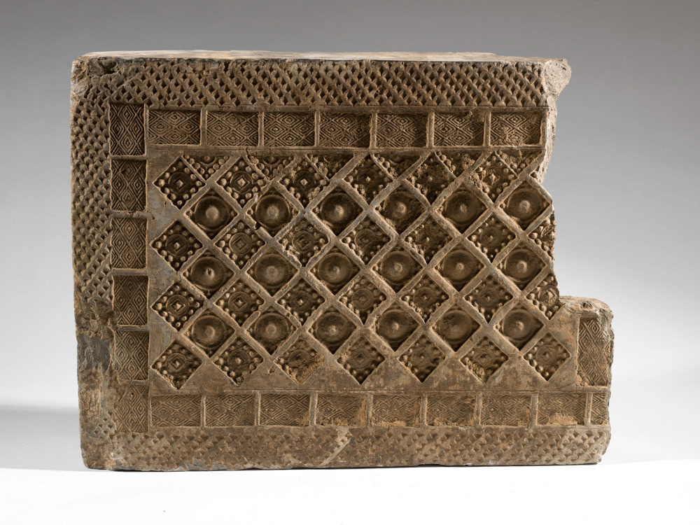 "Fragment de brique funéraire". Terre cuite. Dynastie des Han de l'Ouest (206 av. J.-C. - 9 ap. J.-C.). Paris, musée Cernuschi. © Julien vidal / Roger-Viollet