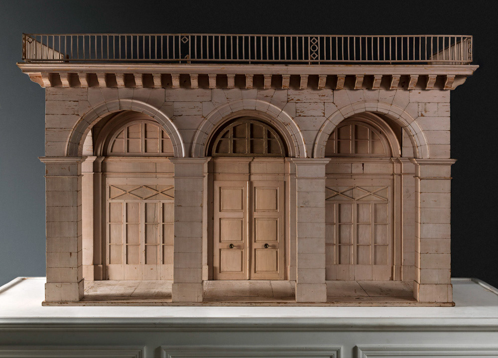 D’après Pierre François Léonard Fontaine (1762-1853). Trois arcades de la rue de Rivoli, jeu de construction des princes de la famille d’Orléans. Bois peint, métal. Paris (Ier arr.), XIXème siècle. Paris, musée Carnavalet. © Julien vidal / Roger-Viollet