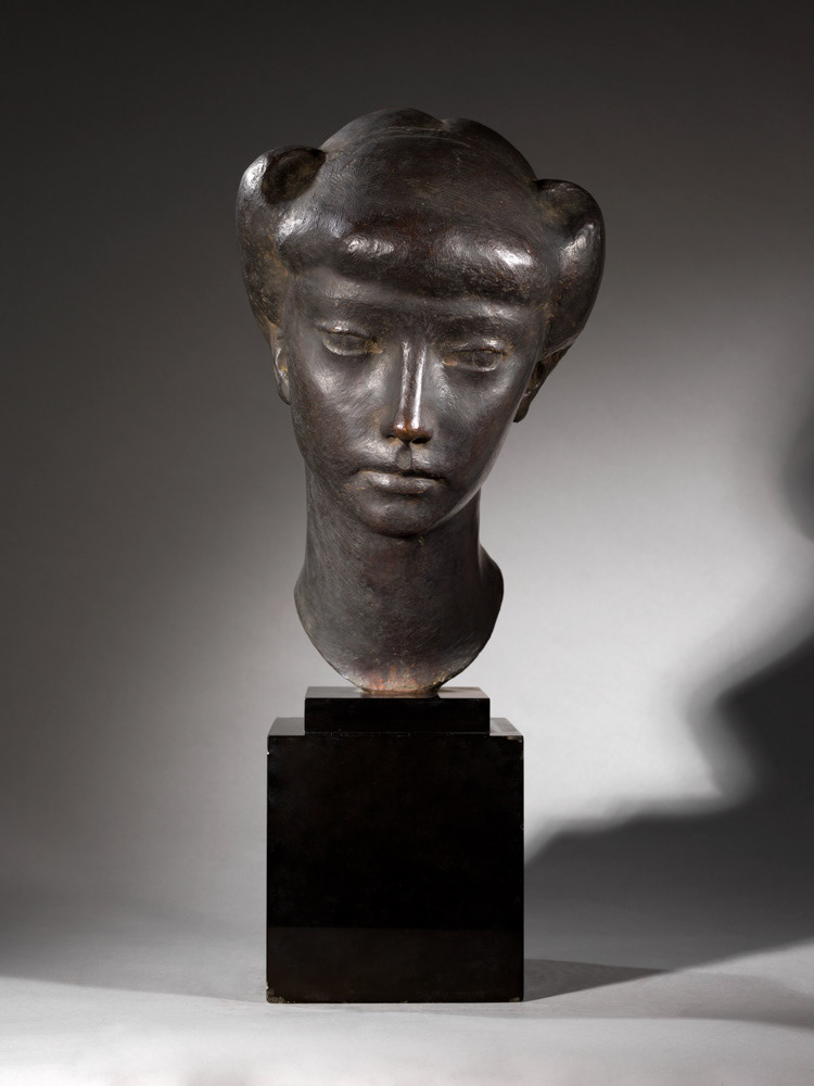 GIMOND Marcel-Antoine. "Buste de Jeune fille". Bronze. Fonte à cire perdue. vers 1938. Paris, musée d'Art moderne. © Julien vidal / Roger-Viollet