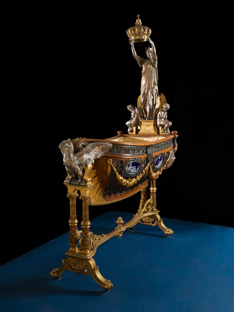 Guillaume Grohé (1808-1885), ébéniste, Emile Froment-Meurice (1837-1913), orfèvre, d'après des dessins de Victor Baltard (1805-1874). "Berceau du prince impérial Louis-Napoléon (1856-1879)". Bois de rose, vermeil, argent, émaux. 1856. Paris, musée Carnavalet. © Julien vidal / Roger-Viollet