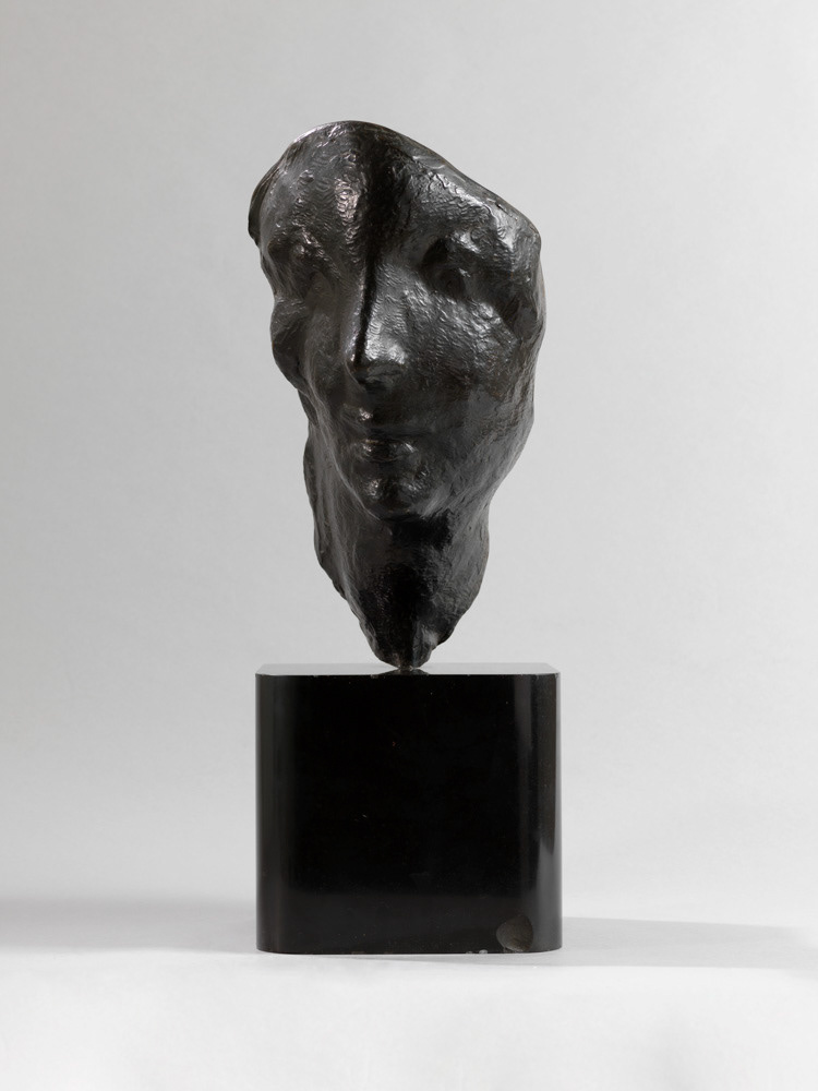 VITERBO Dario. "Indulgence". Bronze sur socle de marbre. vers 1928. Paris, musée d'Art moderne. © Julien vidal / Roger-Viollet