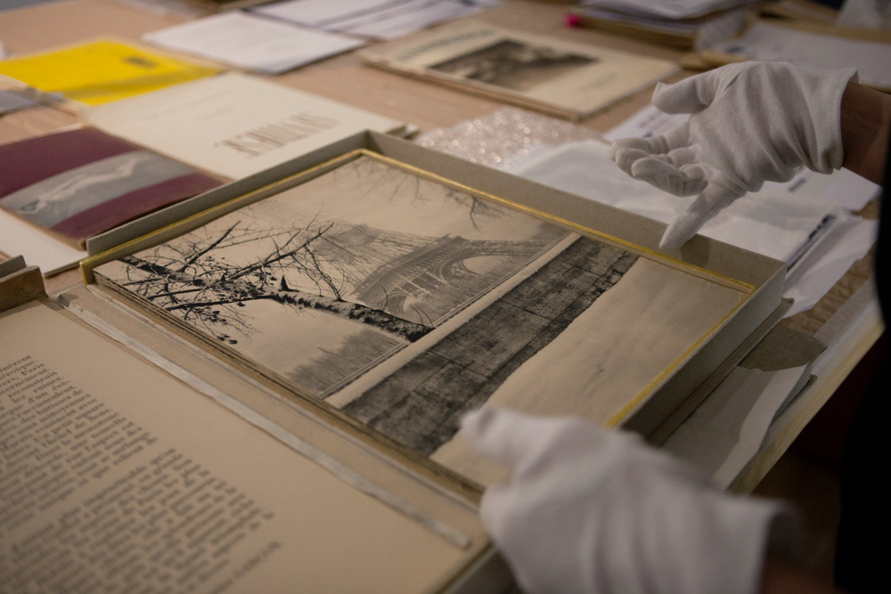 Accrochage de l'exposition "Laure Albin Guillot (1879-1962), l'enjeu classique" au Jeu de Paume. Paris, 18 février 2013.  © Julien Vidal / Parisienne de Photo / Roger-Viollet