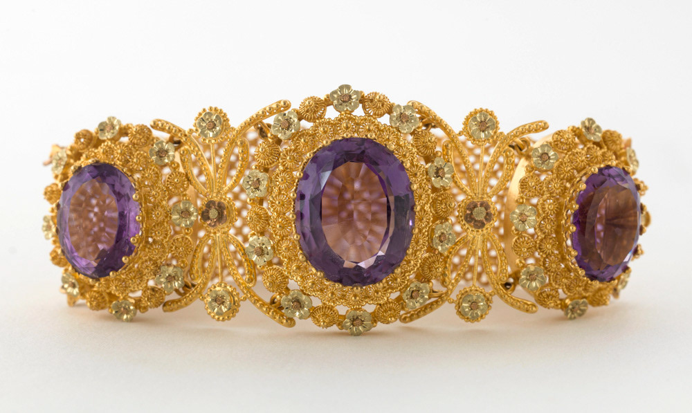 Parure améthystes. Améthystes, or. France, vers 1820-1830. Musée des Beaux-Arts de la Ville de Paris, Petit Palais. © Julien vidal / Roger-Viollet