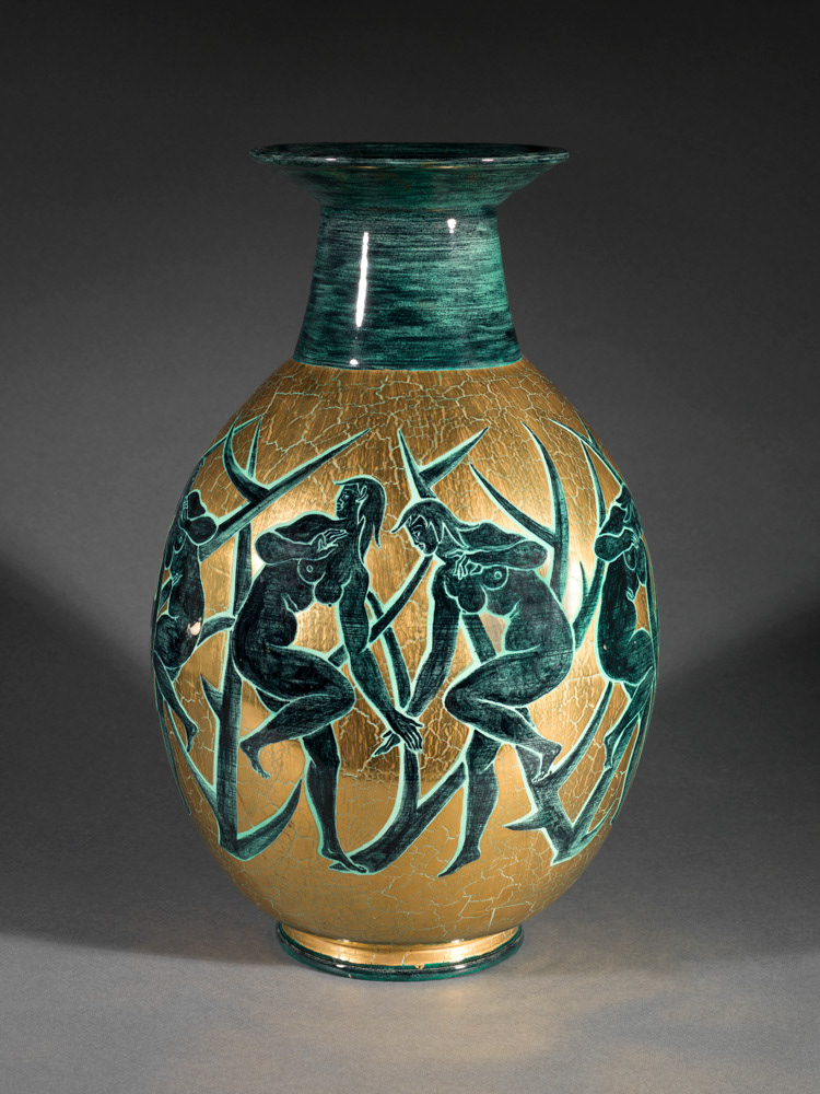 MOURIER André. "Vase". Céramique verte et rehauts d'or. Paris, musée d'Art moderne. © Julien vidal / Roger-Viollet