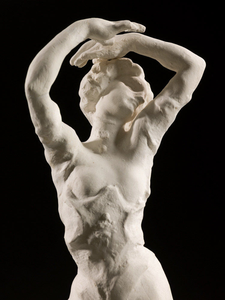 Dejean, Louis. "Danseuse, les bras au dessus de la tête". Plâtre. 1900. Musée des Beaux-Arts de la Ville de Paris, Petit Palais. © Julien vidal / Roger-Viollet
