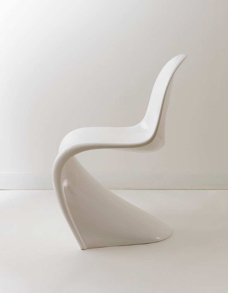 LAVIER Bertrand. "Panton/Eames". Plastique, métal. Paris, musée d'Art moderne. © Julien vidal / Roger-Viollet