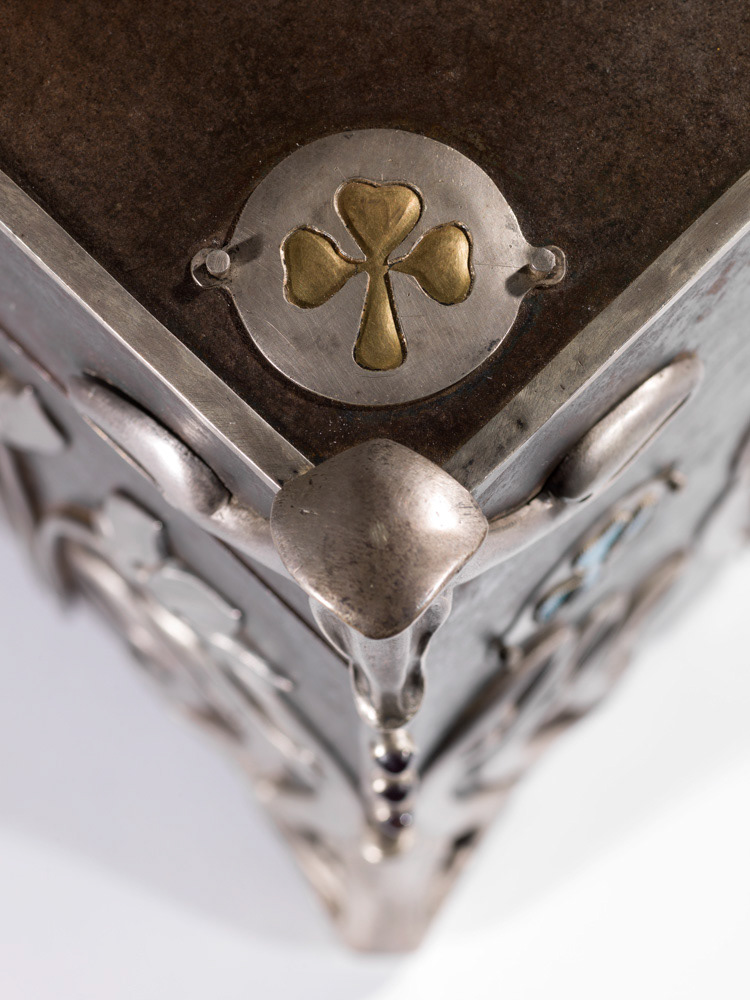 Jacquin, Georges-Arthur. "Coffret". Plaque de fer montées sur une âme de bois, décor en argent et argent doré, partiellement émaillé, cabochons en verre aux angles. 1900. Musée des Beaux-Arts de la Ville de Paris, Petit Palais© Julien vidal / Roger-Viollet.