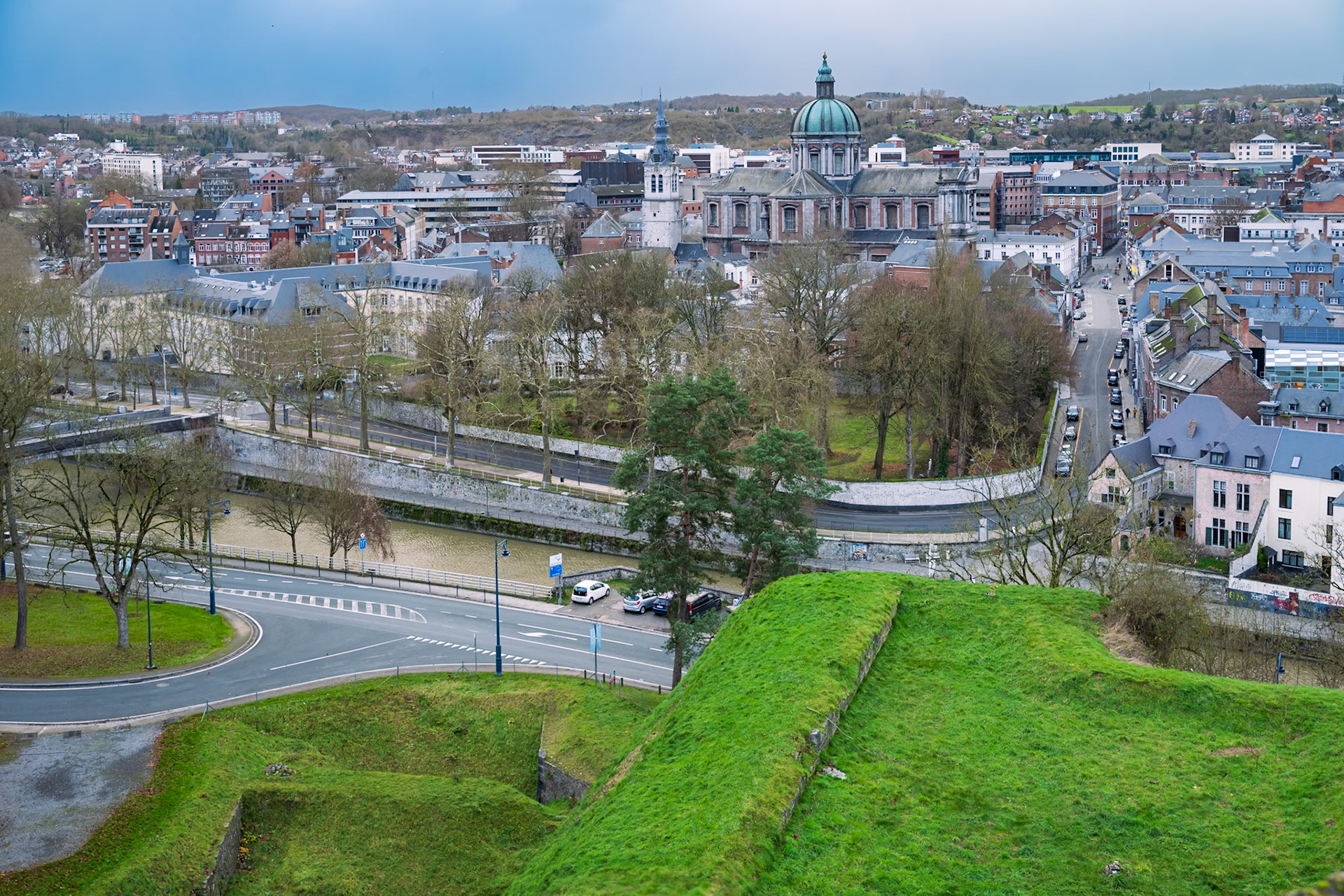 De la citadelle de Namur, nous allons plonger dans des aspects surprenants, amusants, voire décalés de cette ville érigée depuis