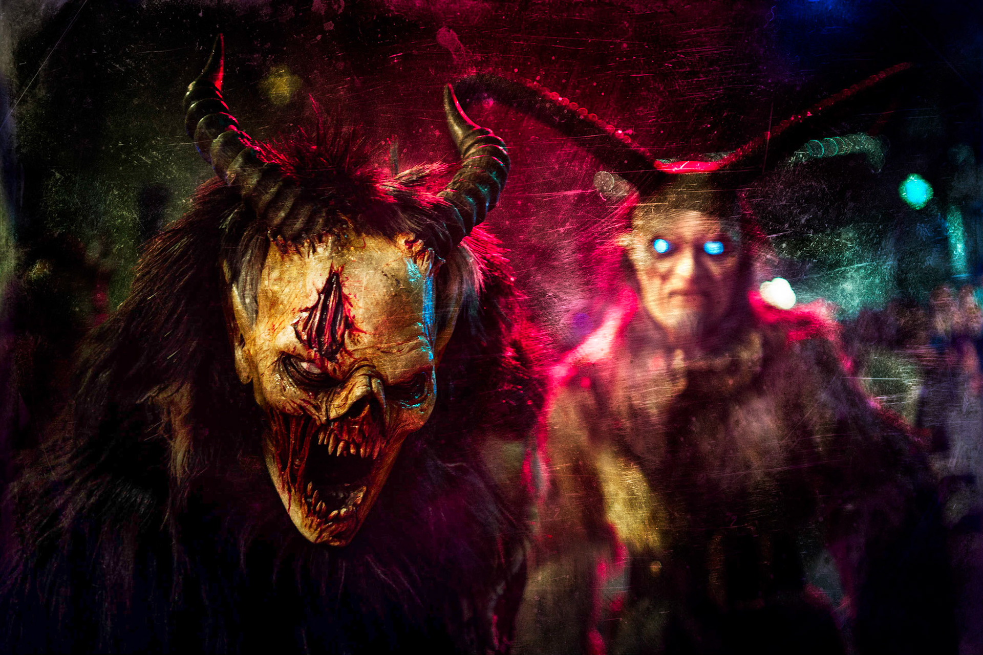 Krampus - Bronzolo 2018 I Krampus sono dei diavoli travestiti che accompagnano la figura folcloristica di San Nicola da Bari nella tradizionale sfilata lungo le strade del paese. Tale tradizione è legata alla mitologia cristiana, più precisamente al vescovo San Nicolò e ai suoi servitori denominati Krampus. Proprio Krampus, è il demonio sconfitto dal santo e perciò costretto a servirlo.