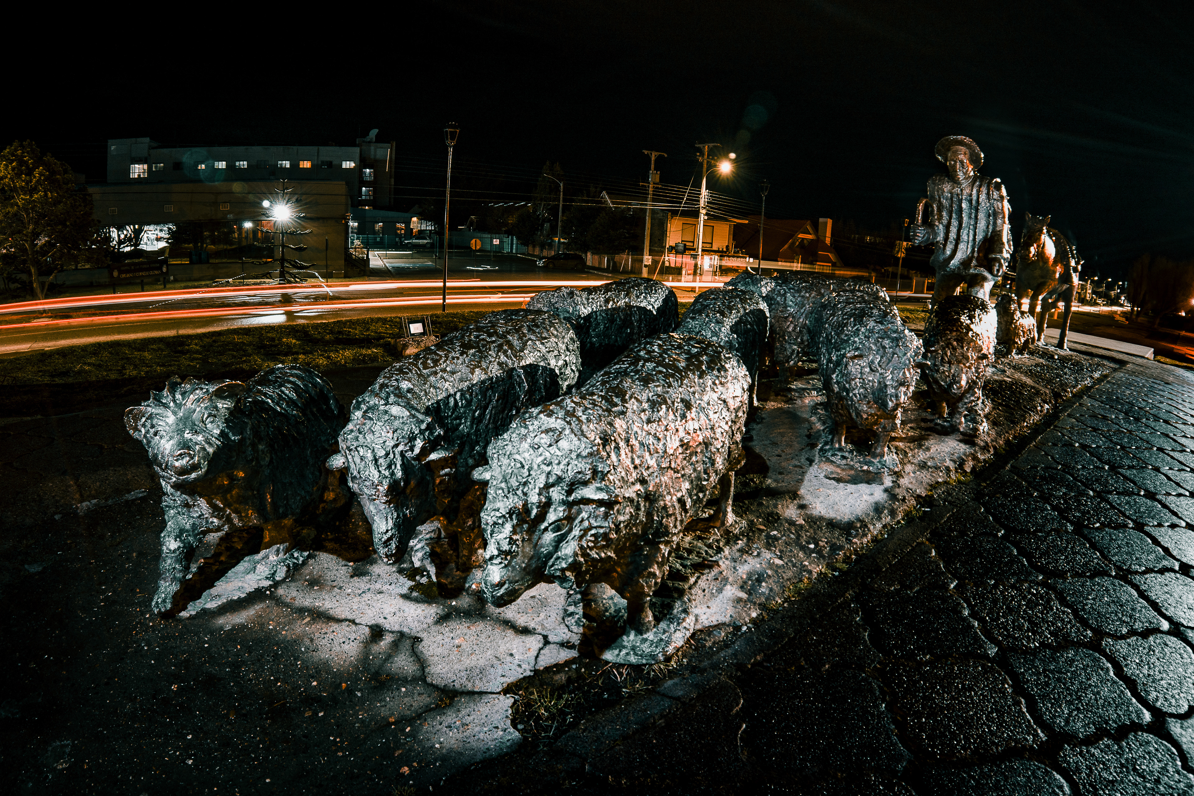 Monumento al Ovejero, foto nocturna, larga exposición