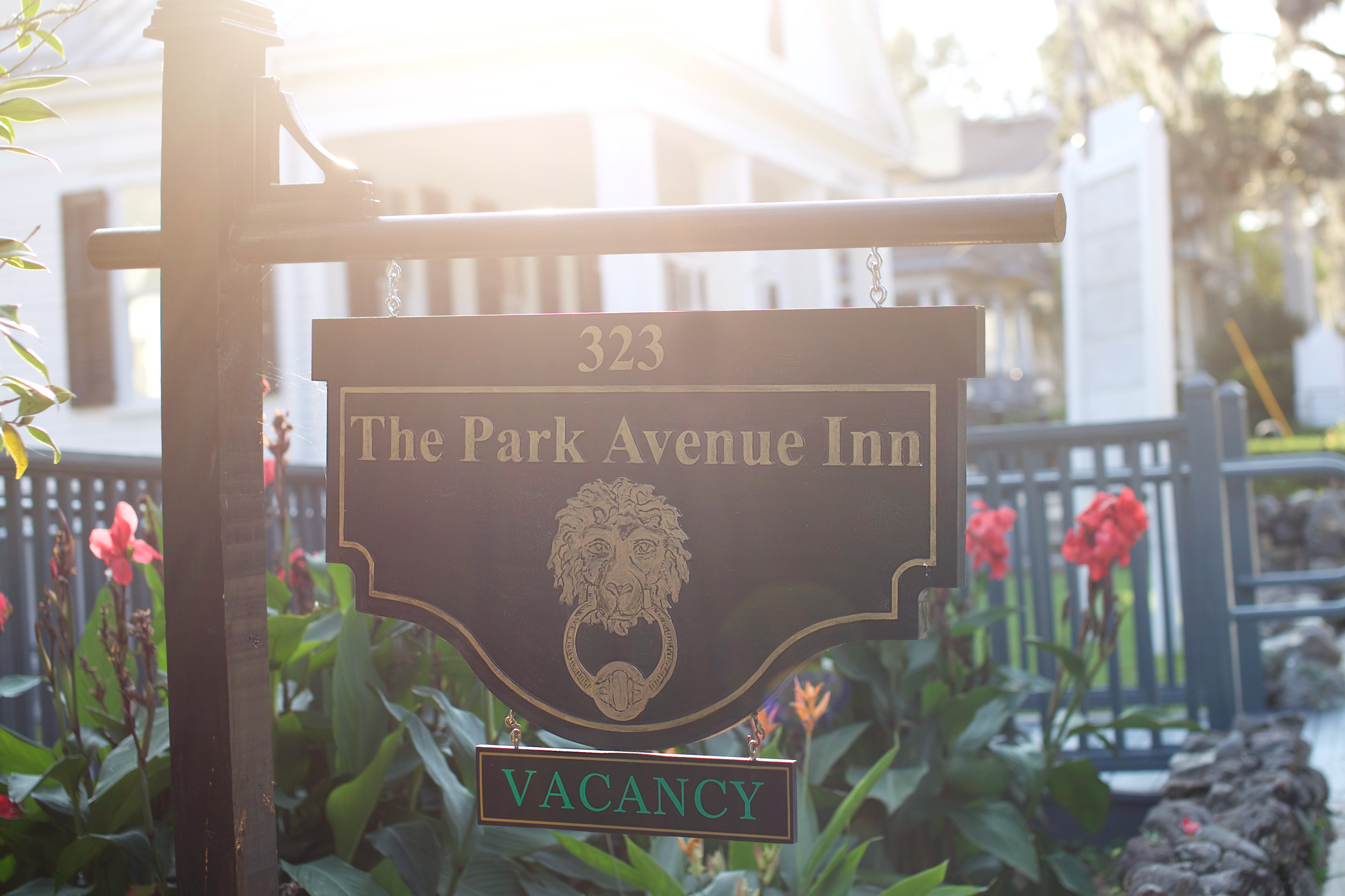 Signage for the park avenue inn located in Tallahassee.