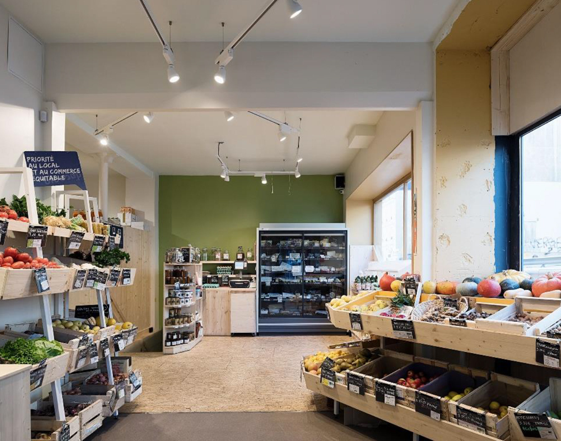 Le bois et les matériaux écologiques rendent le magasin agréable et lumineux