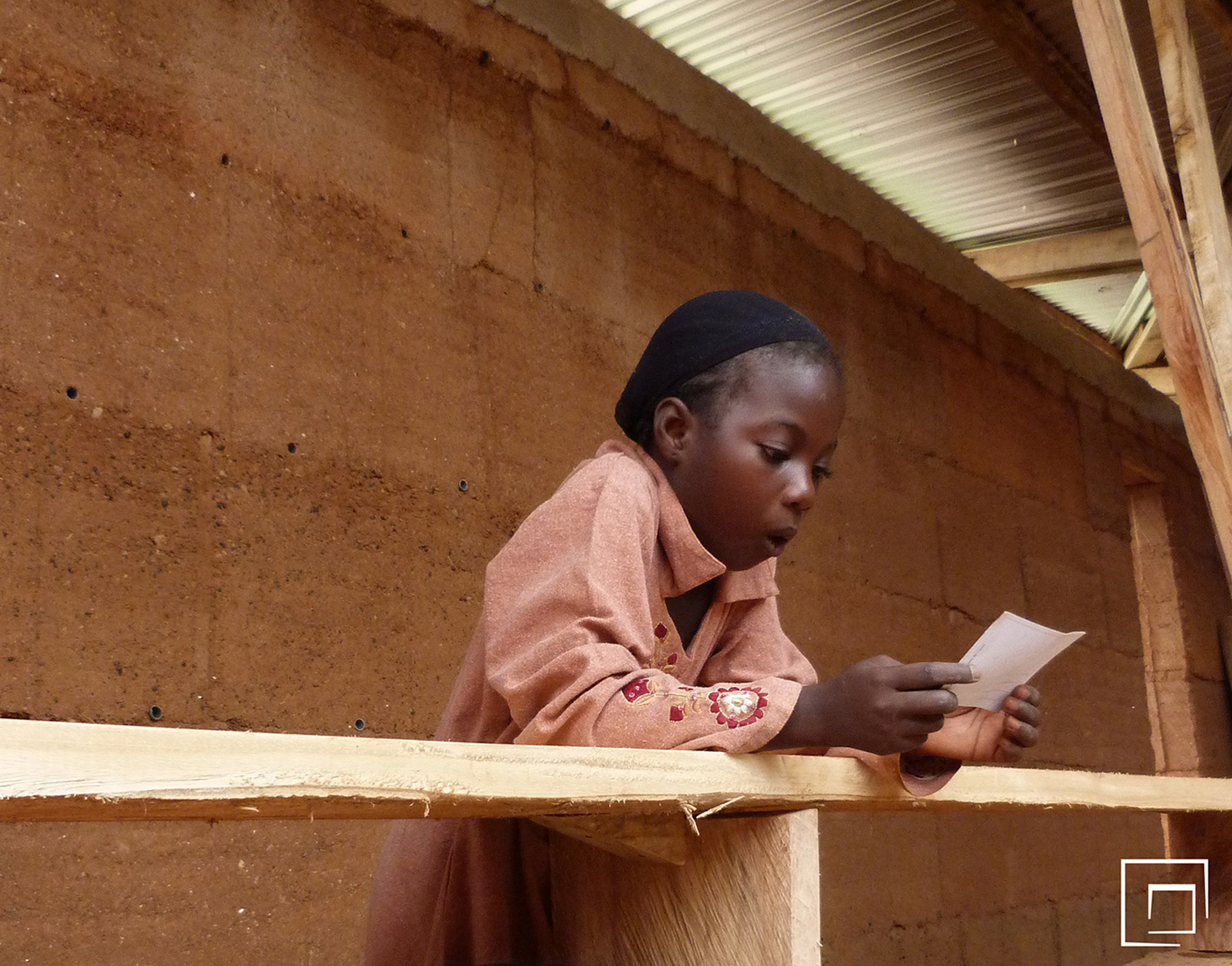 Abena, écolière en pleine lecture