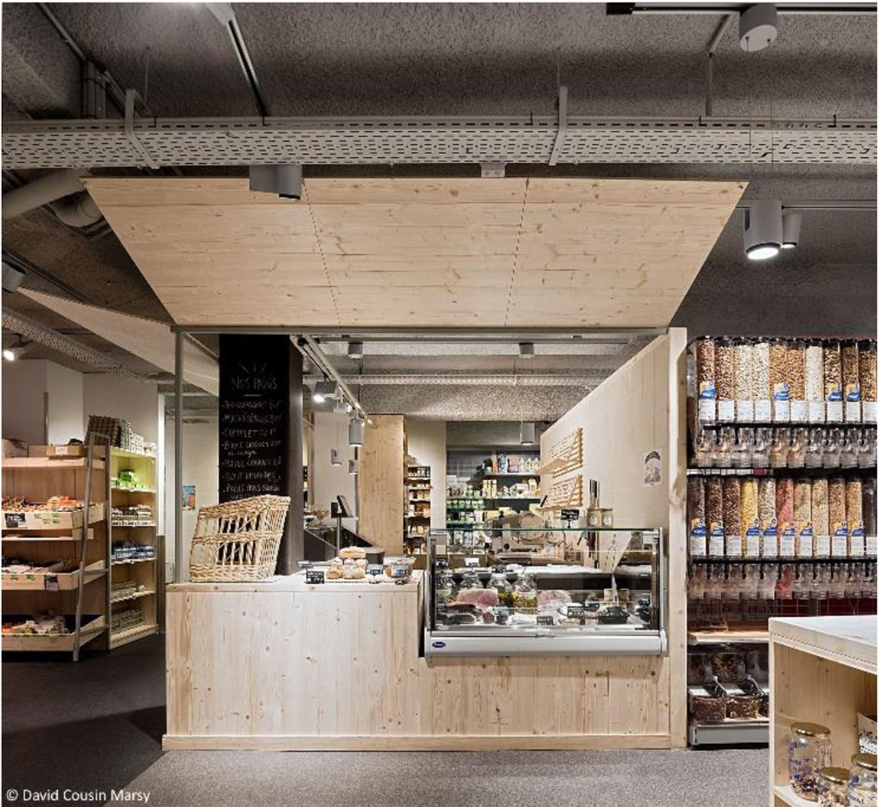 L'accueil et la présentation des articles se fait dans du mobilier en bois dessiné sur mesure