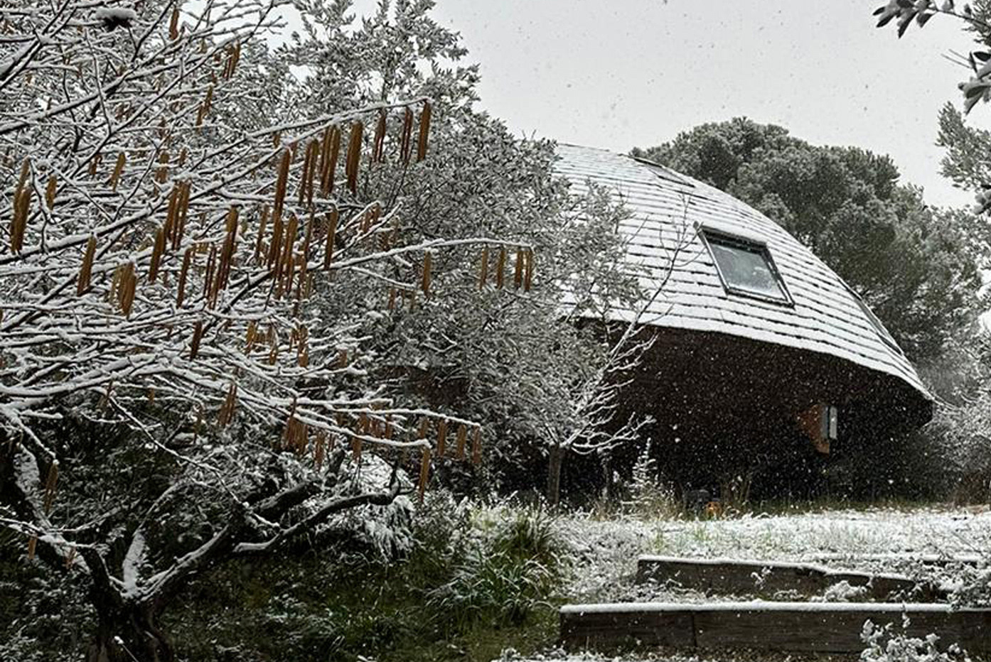 Domespace, maison ronde en bois et isolation liège, autoconstruite, sous la neige