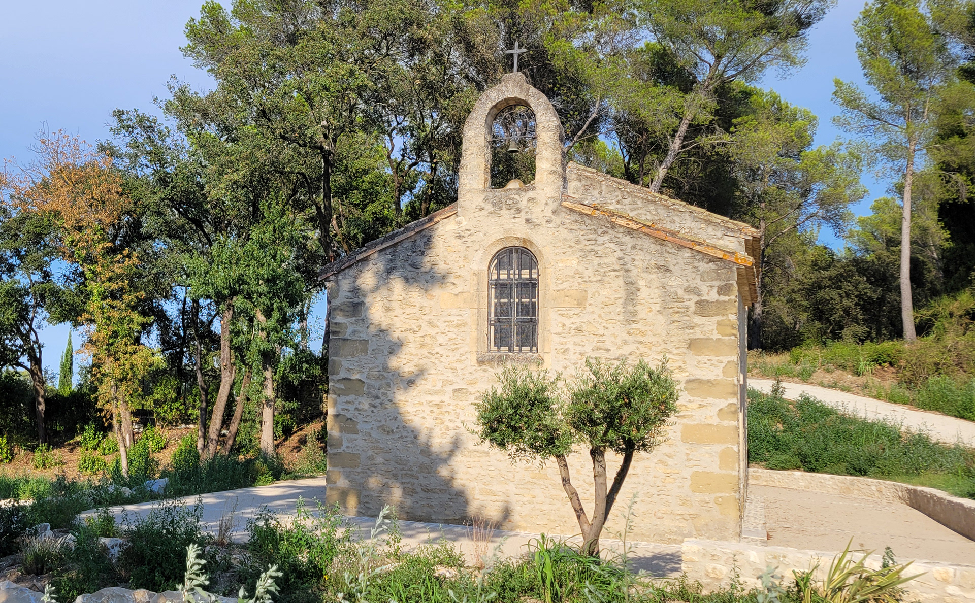 La chapelle aujourd'hui, rénovée est installée dans un écrin de verdure