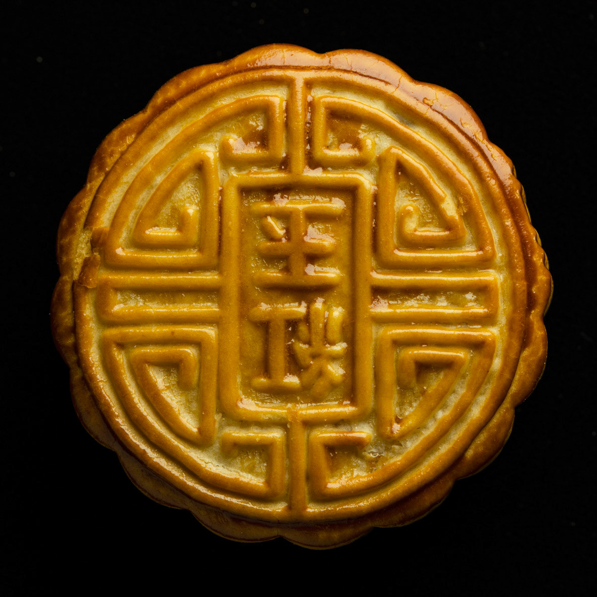 The project is a series of images documenting the atmosphere of Mid-autumn festival, an annual tradition of Vietnamese and Asian people to celebrate a bountiful harvest season.