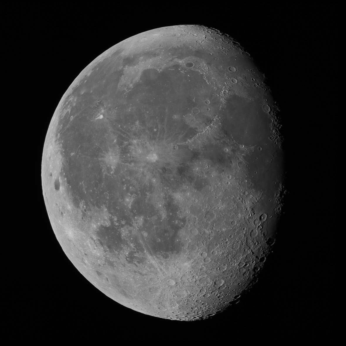 The project is a series of images documenting the atmosphere of Mid-autumn festival, an annual tradition of Vietnamese and Asian people to celebrate a bountiful harvest season.