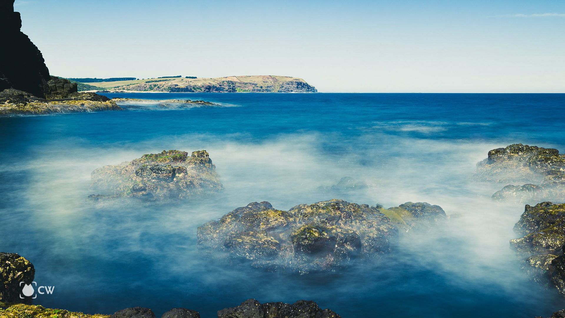 A nice day out to Cape Schanck with the sun laundering itself up high on the sky, light cloud and medium wind made interesting shot.Hôm nay là một ngày cực kỳ đẹp trời để ra biển nha mọi người ơi. Đây là lần thứ 3 mình quay lại đây, cũng là lần mình đi xa nhất. Hic đôi giày đi địa hình mua để chuẩn bị đi Nhật năm ngoái nằm đó cả năm, bây giờ lôi ra đi luôn. #Cwcat #landscape #landscapes #landscapephotography #nature #naturephotography #photography #photographers #canophotography #view #sightseeing #citytrip #trip #landscape_capture #landscape_photography #landscapephoto #australiagram #Melbourne #melbournephotographer #australiagram #australia #australiaphotographer