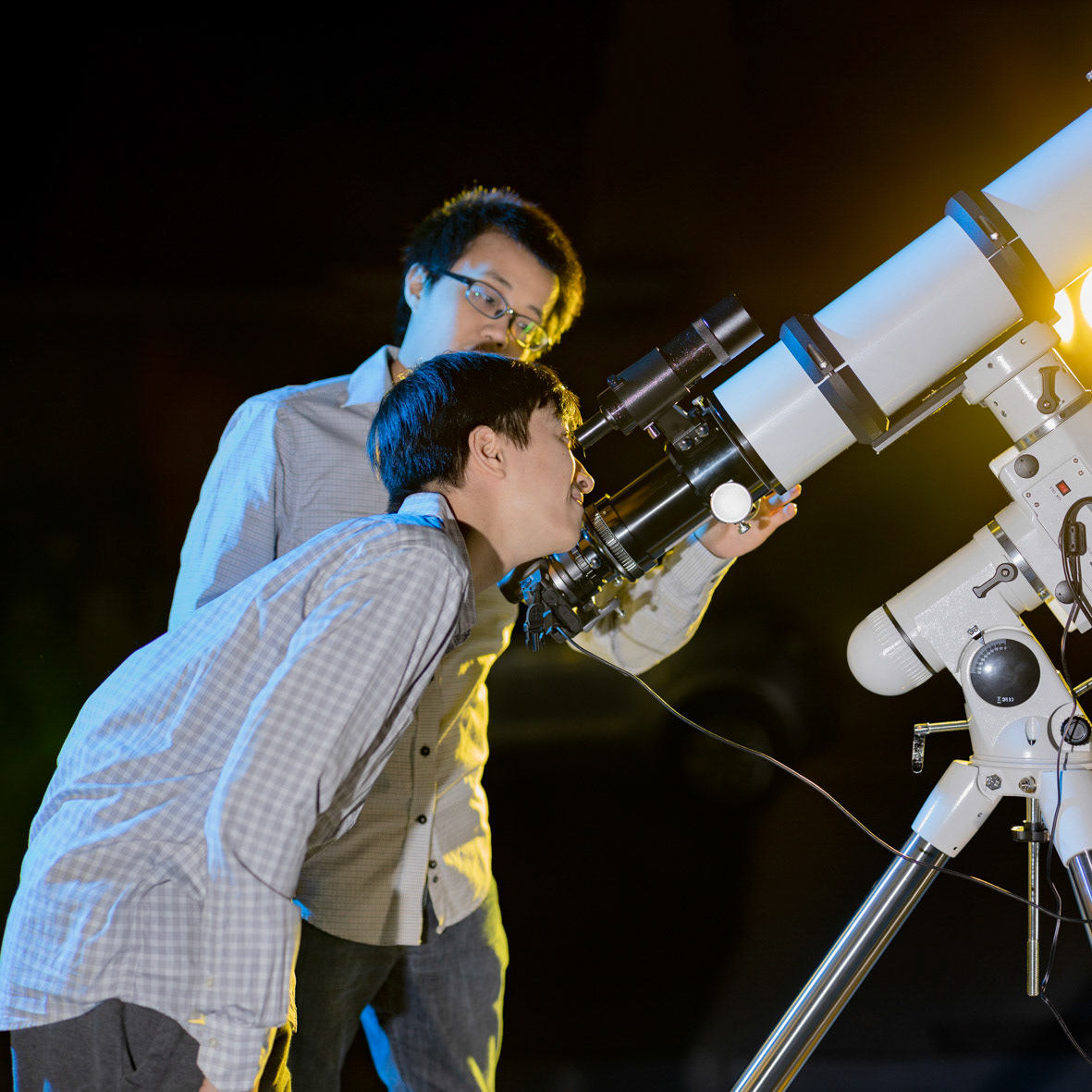 The project is a series of images documenting the atmosphere of Mid-autumn festival, an annual tradition of Vietnamese and Asian people to celebrate a bountiful harvest season.
