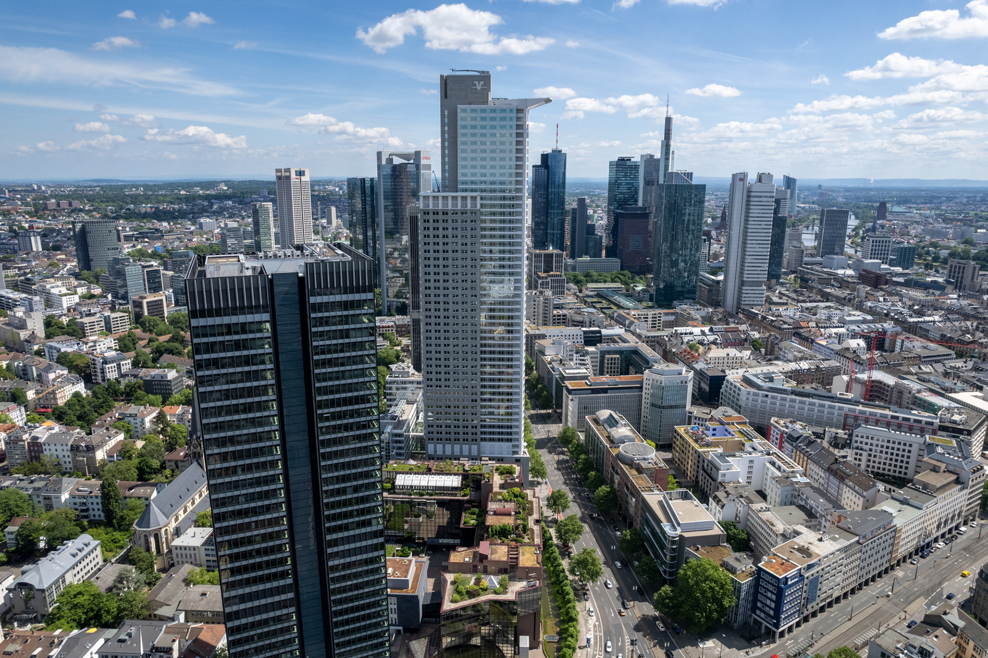 Skyline Frankfurt vom Stadtviertel Gallus aus (Gallus, das frühere Galgenfeld westlich der mittelalterlichen Stadtgrenze Frankfurts)