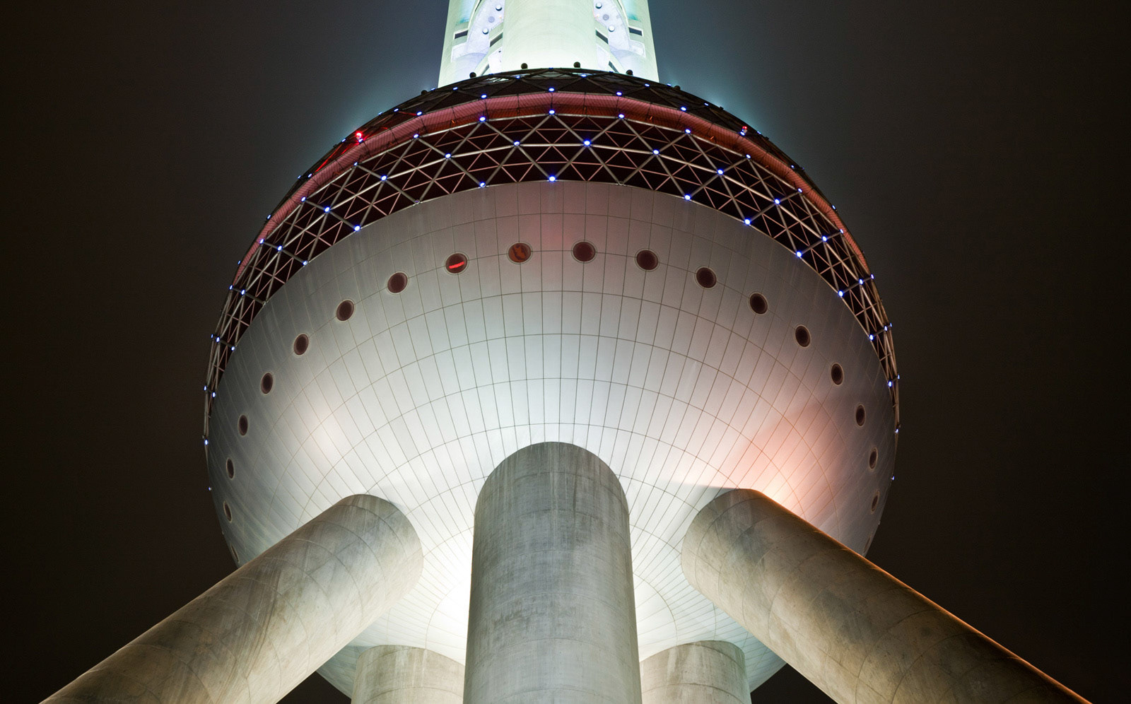 Oriental Pearl Tower Shanghai China, 468m hoch und derzeit 3. höchster Fernseturm Asiens