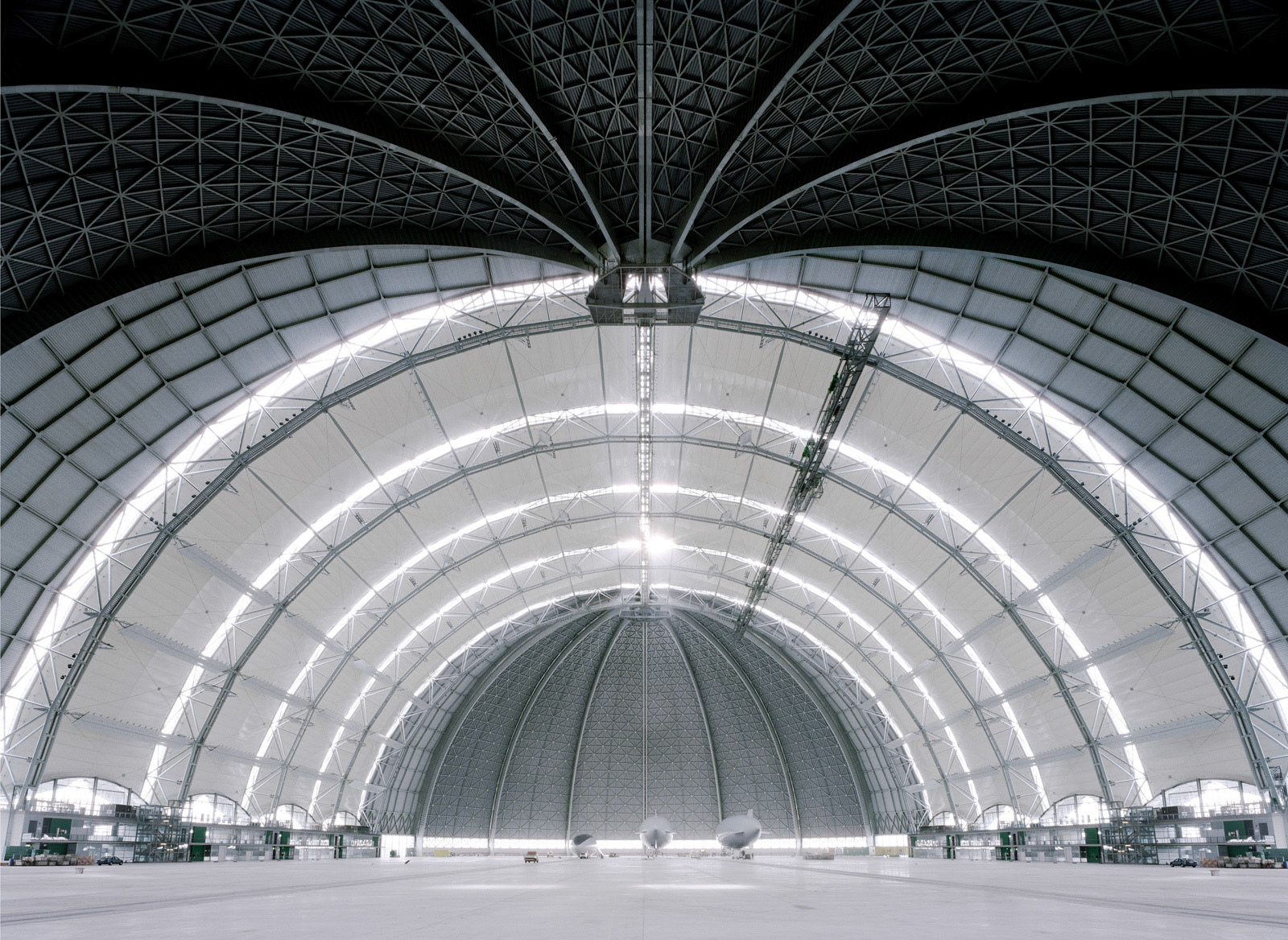 Cargolifter Halle bei Berlin, die 360 Meter lange, 210 Meter breite und 107 Meter hohe Luftschiffhalle gilt als größtes freitragendes Gebäude der Welt.