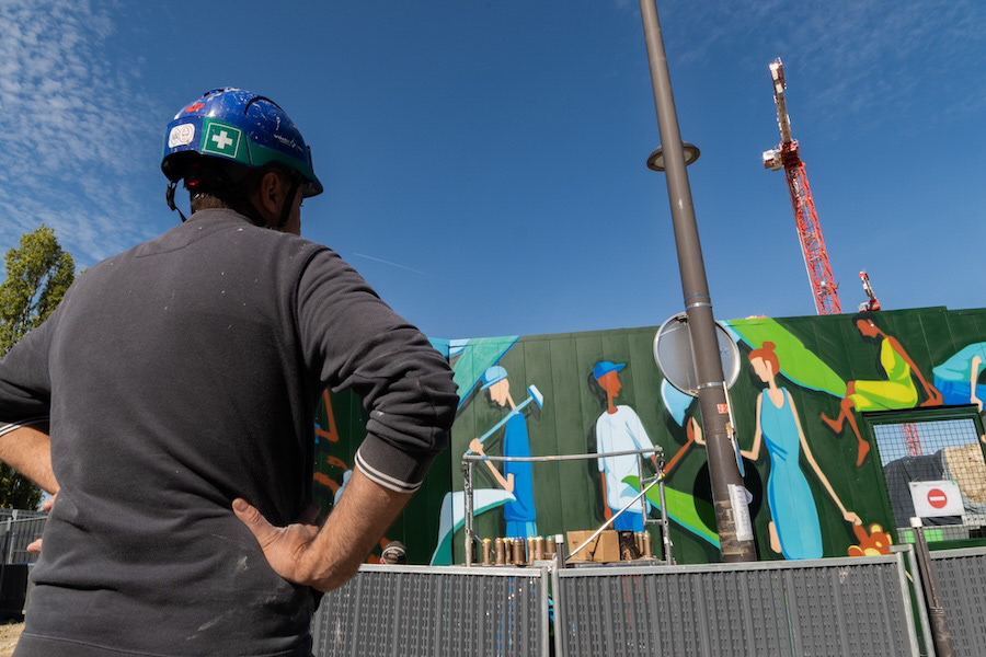 Fresque avec l'artiste Oji sur les palissades du chantier de La Chapelle Arena en 2021. 