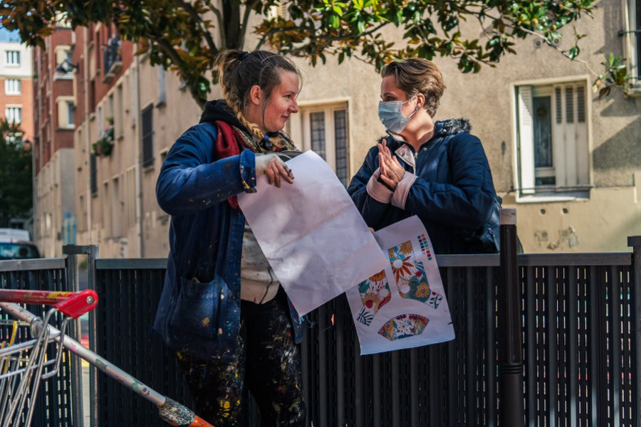Claire Courdavault parlant avec une passante sur le projet Les Botaniques de Charles Hermite. Avec la Ville de Paris et Paris Habitat. Photo : ©Collectif Le Réseau pour Hypermur