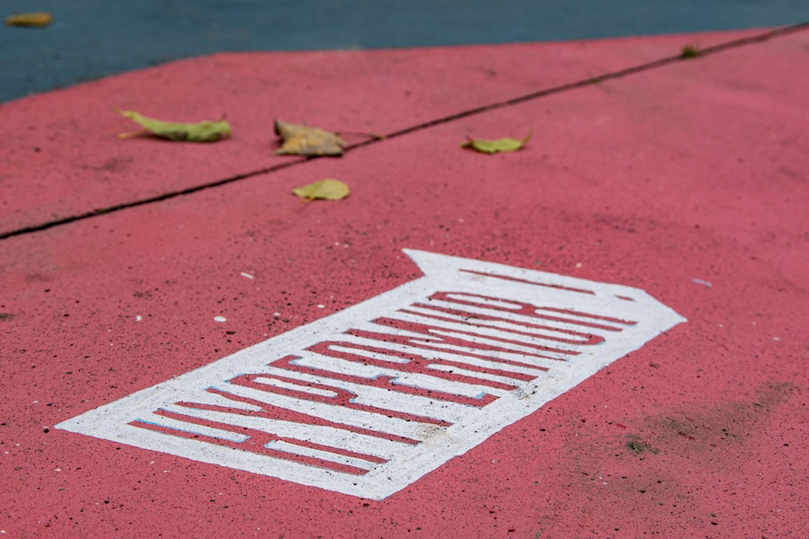Logo Hypermur peint sur un trottoir dans le cadre du projet Les Botaniques de Charles Hermite, avec la Ville de Paris et Paris Habitat en 2021. Photo : ©Collectif Le Réseau pour Hypermur