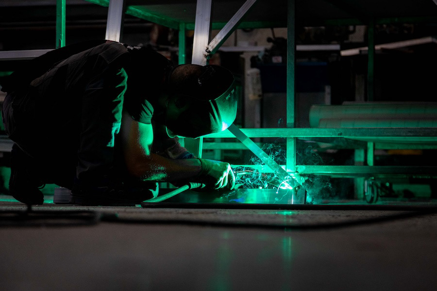 DYL, partenaire d'Hypermur, en pleine soudure du chassis soutenant les panneaux de l'artiste Seth pour la Ville de Paris. Photo : ©Collectif Le Réseau pour Hypermur.