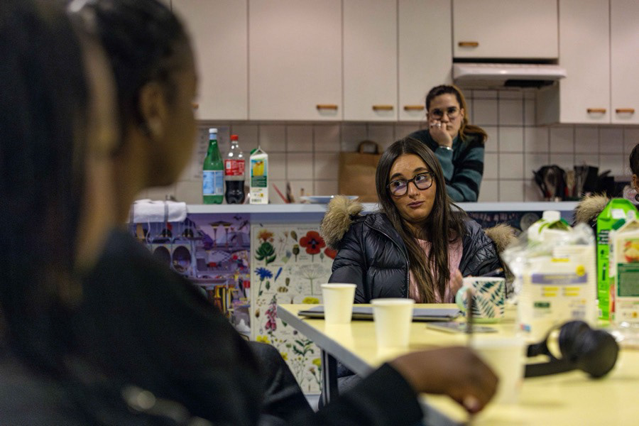 Atelier groupe de parole en non-mixité sur la place des femmes dans les espaces sportifs avec l'artiste Le Cheveu Blanc. Photo : ©Collectif Le Réseau