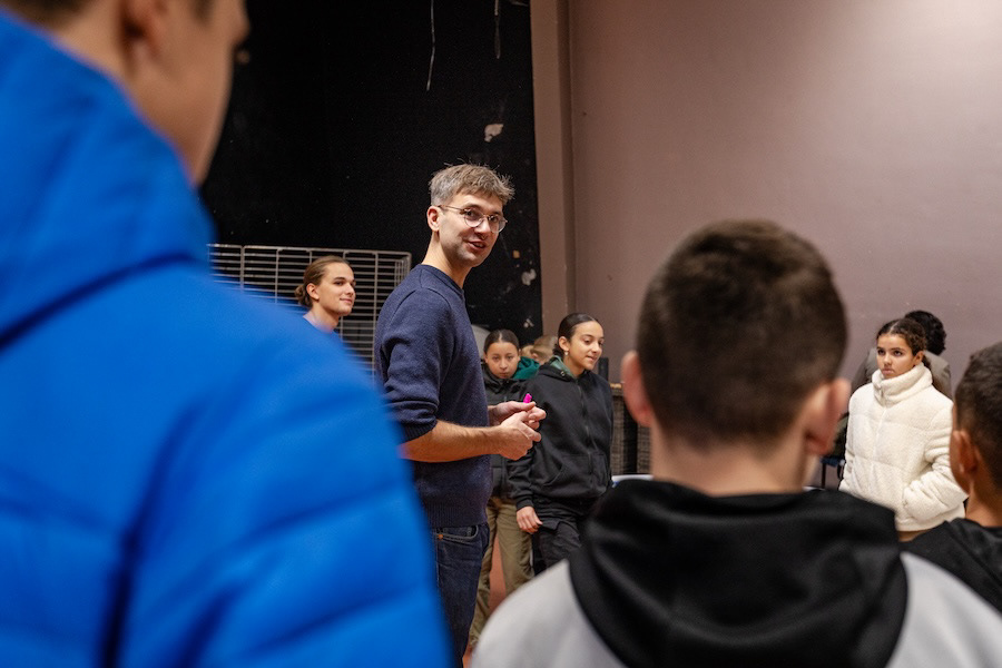 Renaud, directeur et médiateur d'Hypermur pendant un atelier sur le projet FAMA : Saint-Quentin en 2023. Crédit photo : ©Collectif Le Réseau pour Hypermur