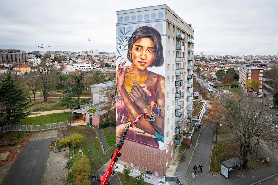 L'artiste Mapecoo peignant sur la Tour des Irlandais à Arcueil en 2025 pour le bailleur Valdevy. Crédit photo : ©Collectif Le Réseau pour Hypermur