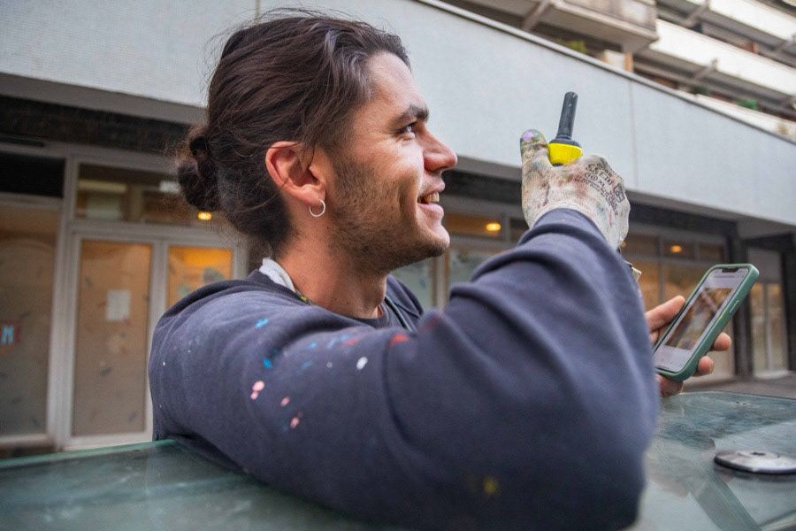 L'équipe d'Hypermur sur le chantier de Léa Belooussovitch pour la Ville de Paris. Photo : ©Collectif Le Réseau pour Hypermur