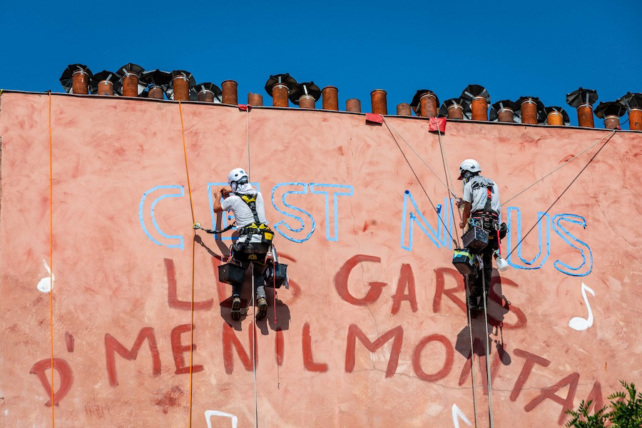 L'équipe d'Hypermur en pleine restauration de la fresque "Les gars de Ménilmontant" de Jérôme Mesnager, en 2025