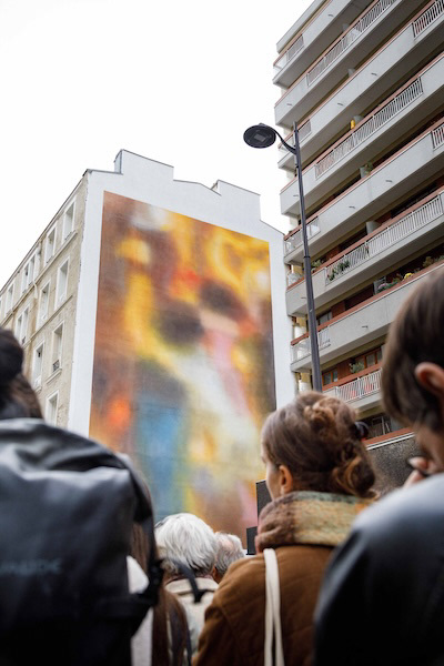 L'œuvre de Léa Beloossovitch en hommage aux victimes du 13 novembre 2015. Rue Léon Frot. 13 novembre 2025. Photo : ©Collectif Le Réseau pour Hypermur