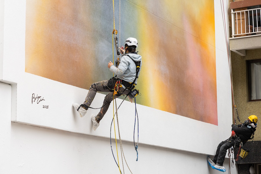 L'équipe d'Hypermur a reproduit en grand format l'œuvre de l'artiste Léa Belooussovitch, en hommage aux victimes du 13 novembre 2015, pour la Ville de Paris. 