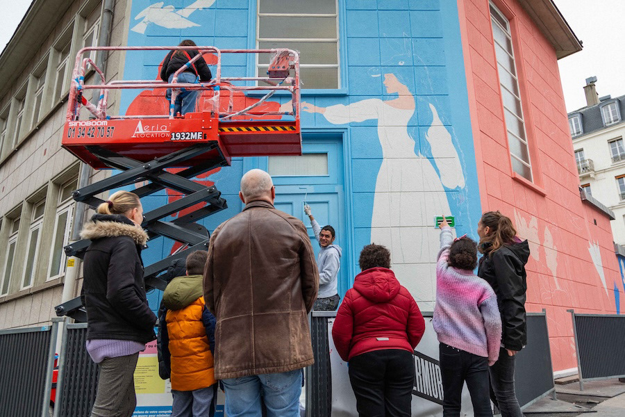 L'artiste Alice Wietzel, lauréate de l'appel à artistes pour le projet de fresque hommage à Jacques Demy (Paris 14) en 2024. 