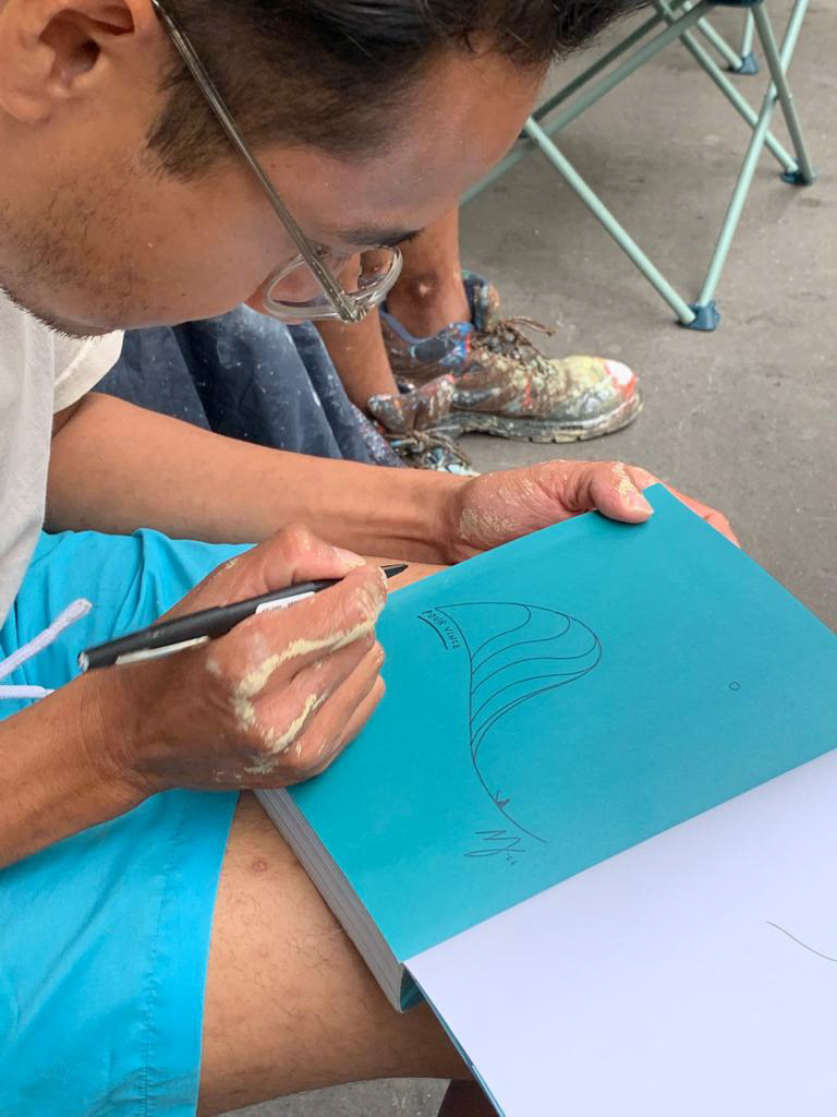 AJ Dungo dédicaçant son livre pour des fans, sur le chantier de FAMA Paris