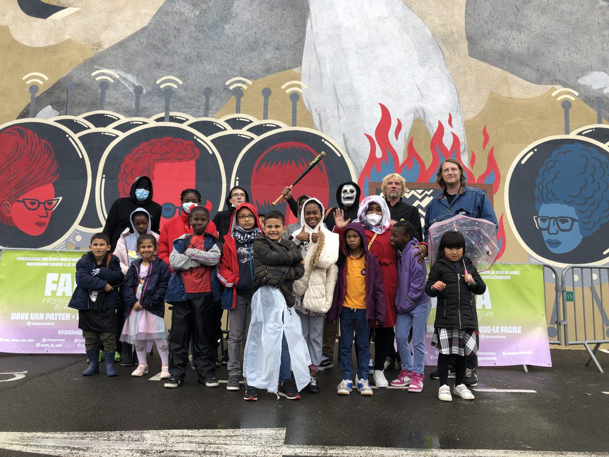 Atelier le jour d'Halloween avec le centre de loisirs et les artistes